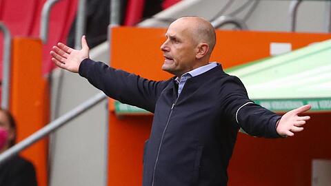 Augsburgs Trainer Heiko Herrlich wetterte gegen die Elfmeter-Entscheidung.