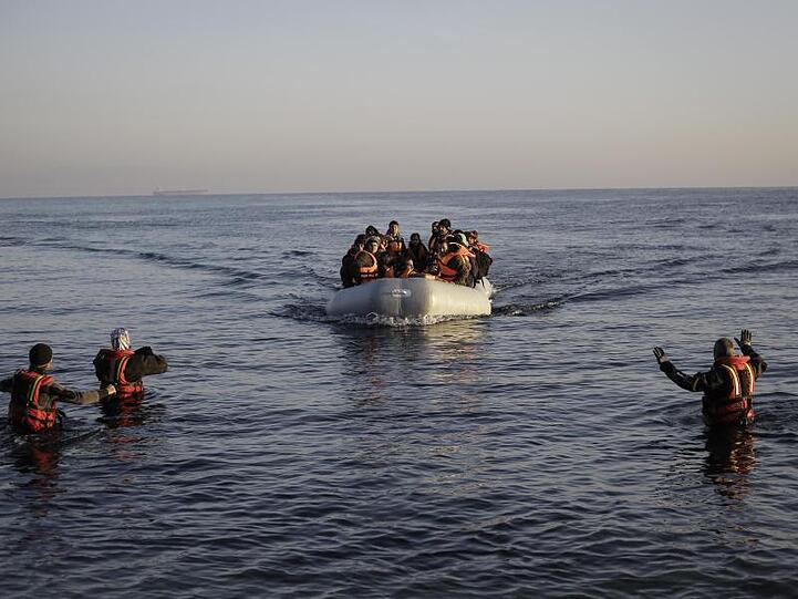 Sie haben es geschafft: Ein Flüchtlingsboot erreicht die griechische Insel Lesbos.