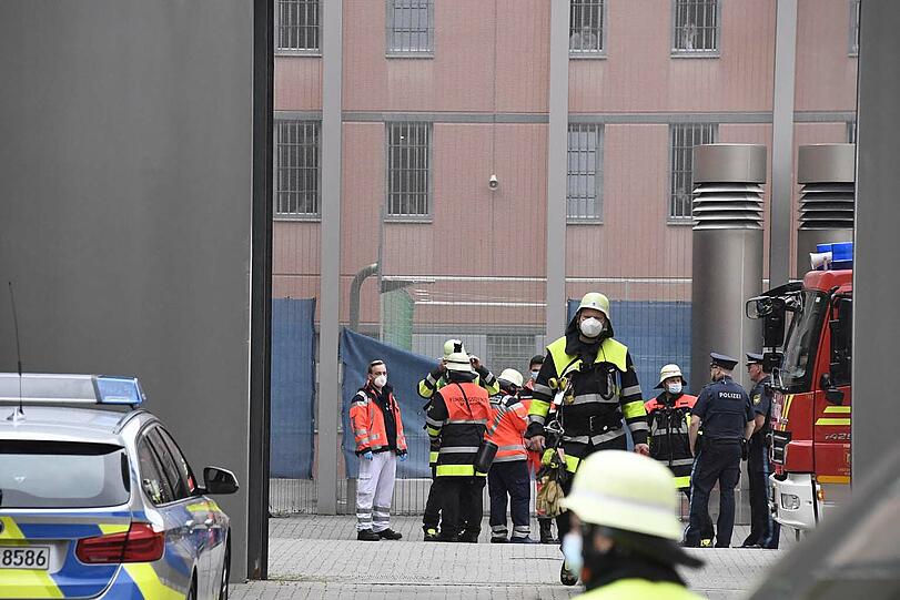 Den Zellenbrand in der JVA Stadelheim  musste die Feuerwehr  unter Atemschutz löschen.