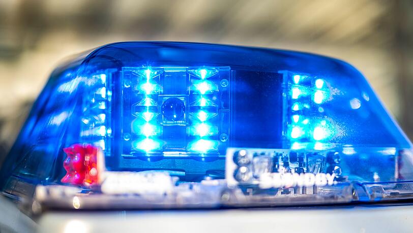 Ein Blaulicht leuchtet auf dem Dach eines Polizeiwagens.