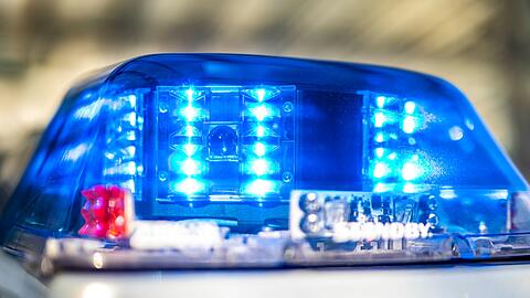 Ein Blaulicht leuchtet auf dem Dach eines Polizeiwagens.