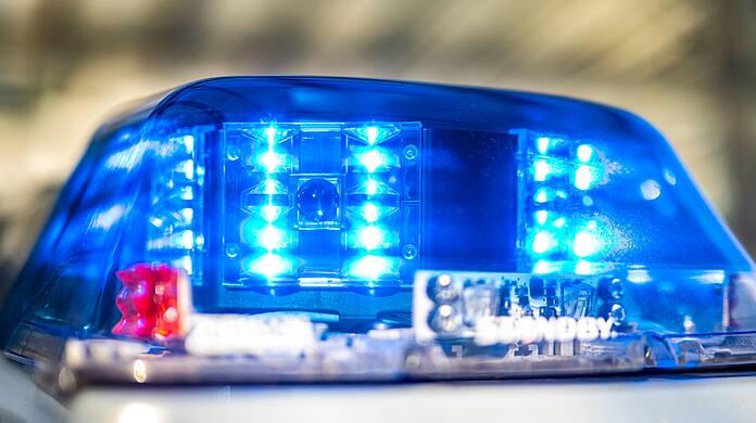 Ein Blaulicht leuchtet auf dem Dach eines Polizeiwagens.