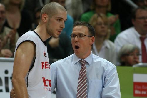 Nicht nur in Sachen Körpergröße trennen sie Welten:  Tim Ohlbrecht und Bambergs Trainer Chris Fleming haben sich nichts mehr zu sagen.