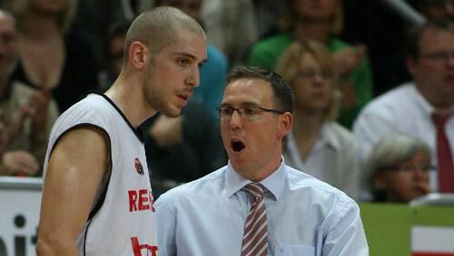 Nicht nur in Sachen Körpergröße trennen sie Welten:  Tim Ohlbrecht und Bambergs Trainer Chris Fleming haben sich nichts mehr zu sagen.
