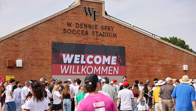 Zahlreiche Fans strömen zur ersten Trainingseinheit auf das Gelände der Wake Forest University. Zahlreiche Fans strömen zur ersten Trainingseinheit auf das Gelände der Wake Forest University.