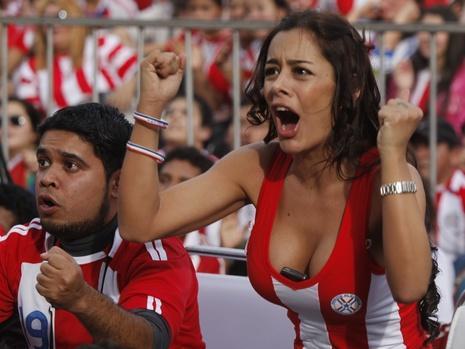 So heiß ist der Fußball: die weiblichen Fans - die allerschönste Nebensache der Welt.
