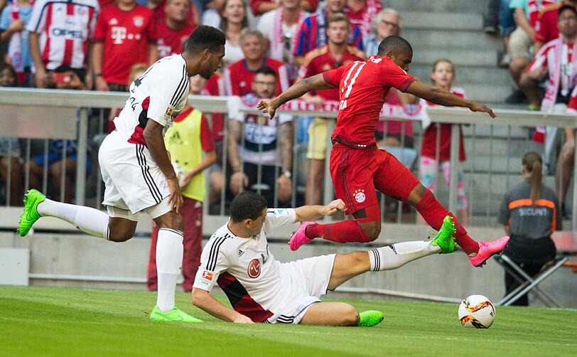 Douglas Costa, Note 1: Wieder ein Sahnespiel des Außenstürmers. Die Leverkusener Roberto Hilbert und Jonathan Tah werden eine unruhige Nacht haben in Erinnerung an Costas Sprintstärke. Assist zu Müllers Tor, scheiterte kurz darauf selbst am Lattenkreuz. Nie zu bändigen, immer einfallsreich. Sein Selbstvertrauen wächst von Spiel zu Spiel.