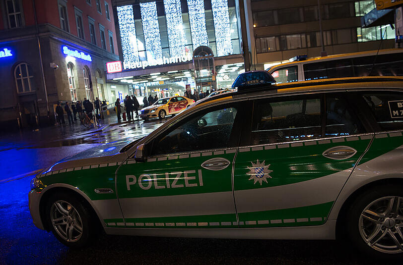 Schwerbewaffnete Spezialeinheiten der Polizei haben den Münchner Hauptbahnhof abgeriegelt.