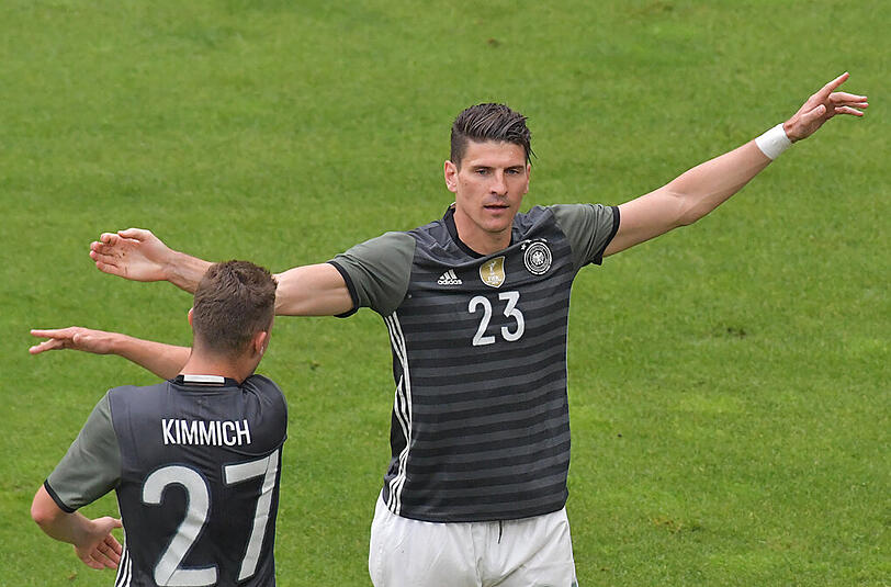 Mario Gomez: Note 3. Ein Mittelstürmer macht Tore, wenn er Selbstvertrauen hat. Und  
umgekehrt. Daher durfte der Ex-Bayer auch zum Elfmeter antreten und  
erzielte wie schon beim 2:3 gegen die Engländer im März einen  
Länderspieltreffer. Nun steht er insgesamt bei 27 in 63 Partien. Zur 
Pause raus.
