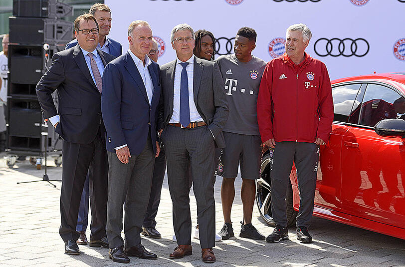 Dietmar Voggeenreiter vom Audi-Marketing, Bayern-Boss Karl-Heinz Rummenigge, Audi-Vorstand Rupert Stadler, Renato Sanches, David Alaba und Carlo Ancelotti (v.l.).
