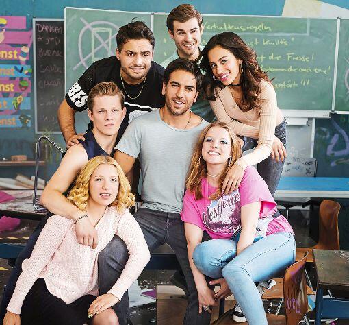 Lieblingsteam im Klassenzimmer: Die Schauspieler (v.l.n.r.) Lena Klenke (unten), Max von der Groeben, Aram Arami, Lucas Reiber, Gizem Emre sowie Jella Haase (unten, rechts) und in der Mitte: Elyas M&rsquo;Barek. Foto: Constantin Film