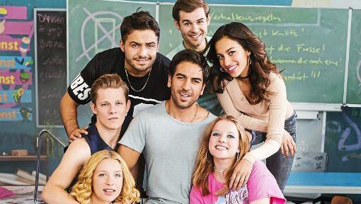 Lieblingsteam im Klassenzimmer: Die Schauspieler (v.l.n.r.) Lena Klenke (unten), Max von der Groeben, Aram Arami, Lucas Reiber, Gizem Emre sowie Jella Haase (unten, rechts) und in der Mitte: Elyas M’Barek. Foto: Constantin Film Lieblingsteam im Klassenzimmer: Die Schauspieler (v.l.n.r.) Lena Klenke (unten), Max von der Groeben, Aram Arami, Lucas Reiber, Gizem Emre sowie Jella Haase (unten, rechts) und in der Mitte: Elyas M’Barek. Foto: Constantin Film