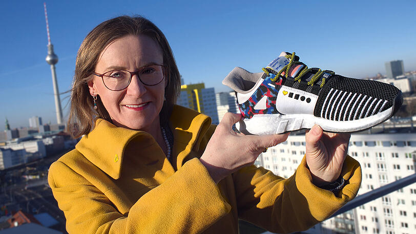 Warten auf den Wunderschuh: Trotz eisiger Temperaturen harrten zahlreiche Berliner die ganze Nacht durch aus, um einen der begehrten BVG-Sneaker zu ergattern.