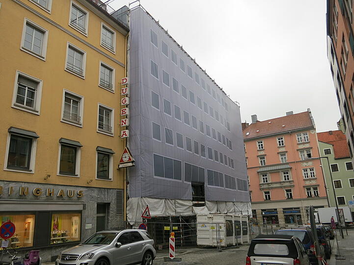 Komplett eingerüstet: das Büro- und Geschäftshaus am Oberanger.