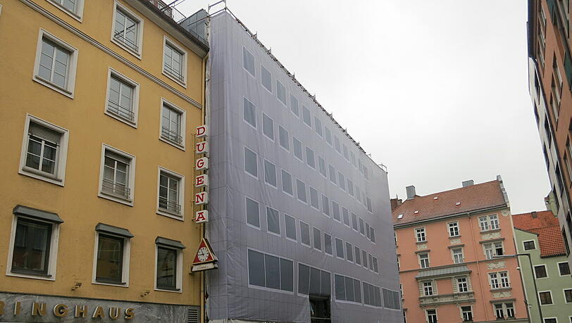 Komplett eingerüstet: das Büro- und Geschäftshaus am Oberanger. Komplett eingerüstet: das Büro- und Geschäftshaus am Oberanger.