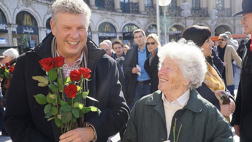 Rosen-Kavalier: Der rote OB-Kandidat Dieter Reiter am Stachus im Wahlkampf-Enspurt im Gespräch mit den Münchnern. Rosen-Kavalier: Der rote OB-Kandidat Dieter Reiter am Stachus im Wahlkampf-Enspurt im Gespräch mit den Münchnern.