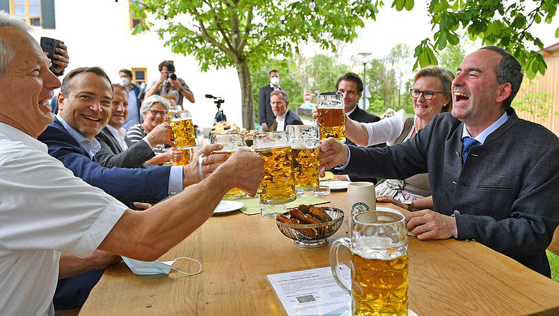 Wirtschaftsminister Hubert Aiwanger stößt an – mit mehr Personen, als es eigentlich erlaubt ist.