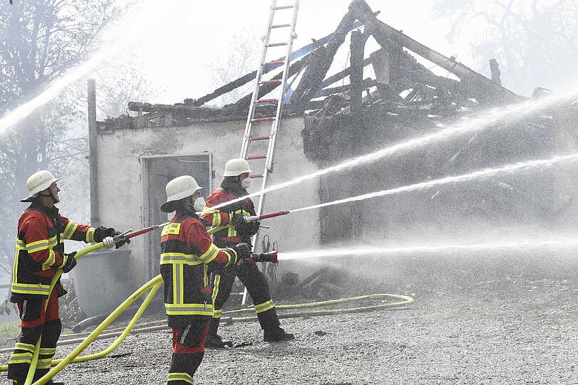 Etwa zehn Feuerwehren aus den Landkreisen Tölz, Starnberg und Weilheim bekämpften den Großbrand in der Nähe des Ostufers vom Starnberger See.