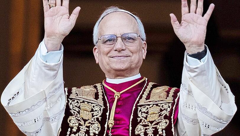 Der neue Papst Leo XIV. am Donnerstagabend nach dem beendeten Konklave. Der Münchner Priester Wolfgang Rothe sagt, seine Weste scheine nicht hundert Prozent rein zu sein.