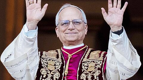 Der neue Papst Leo XIV. am Donnerstagabend nach dem beendeten Konklave. Der Münchner Priester Wolfgang Rothe sagt, seine Weste scheine nicht hundert Prozent rein zu sein.