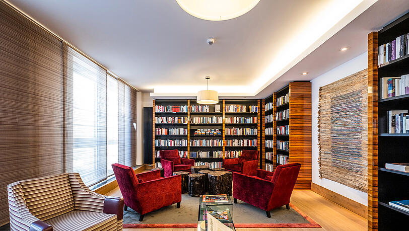 Lust auf Schm&ouml;kern im Urlaub? In der Bibliothek im Hotel Budersand finden sich 1400 B&uuml;cher.