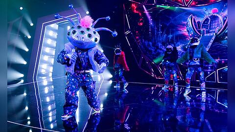 Wer ist Alien "Cosma"? Amira Aly ahnt es gleich.