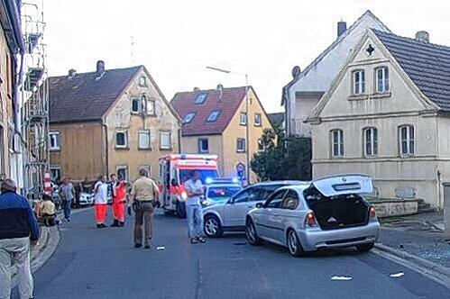 Ende einer Amokfahrt: In Unterpleichfeld krachte der BMW des falschen Polizisten gegen zwei geparkte Autos.