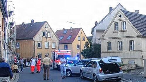 Ende einer Amokfahrt: In Unterpleichfeld krachte der BMW des falschen Polizisten gegen zwei geparkte Autos. Ende einer Amokfahrt: In Unterpleichfeld krachte der BMW des falschen Polizisten gegen zwei geparkte Autos.