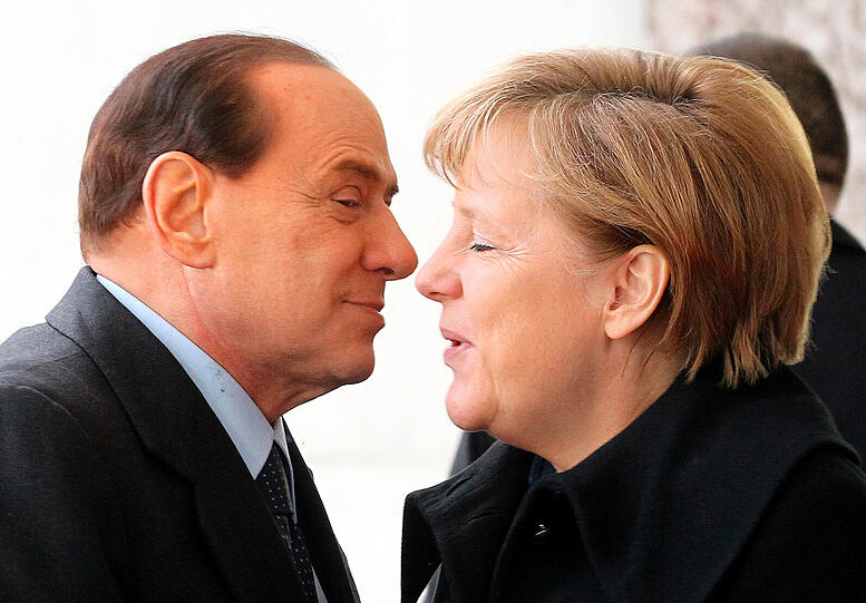 Hier trügt der Schein, denn auch außerhalb des Bundestags ist nicht immer "Friede, Freude, Eierkuchen": Die Bundeskanzlerin musste sich zuletzt vom italienischen Staatsmann Silvio Berlusconi einiges anhören. Italiens Regierungschef soll in einem Telefongespräch heftige Ausdrücke verwendet haben - darunter auch einen Begriff, der in sexuellem Kontext steht. Berlusconi soll Merkel als &bdquo;culona inchiavabile&ldquo; bezeichnet haben, was wörtlich übersetzt soviel wie &bdquo;unpackbarer Hintern&ldquo; bedeutet.
