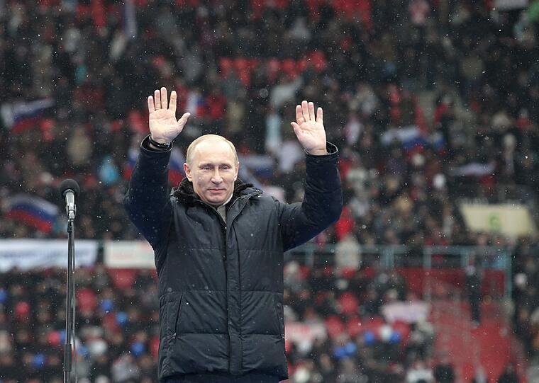 Zehntausende demonstrieren in Moskau für Putin: Bei den Wahlen am 4. März will er sich für eine dritte Amtszeit zum Präsidenten wählen lassen. Zwar bestehen kaum Zweifel an seinem Wahlsieg, doch erstmals seit seinem Aufstieg an die Staatsspitze im Jahr 2000 sieht er sich seit einigen Monaten mit einer breiten Oppositionsbewegung konfrontiert.