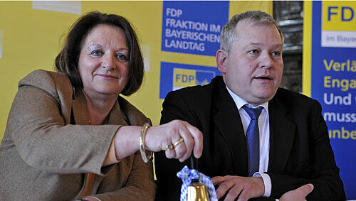 Sabine Leutheusser-Schnarrenberger und Thomas Hacker leuten einen neuen Kurs für die FPD ein.