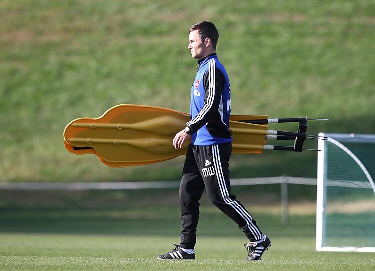 Michael Wiesinger trägt eines der Männchen. Zehn Stück hat der Club mit nach Spanien genommen.