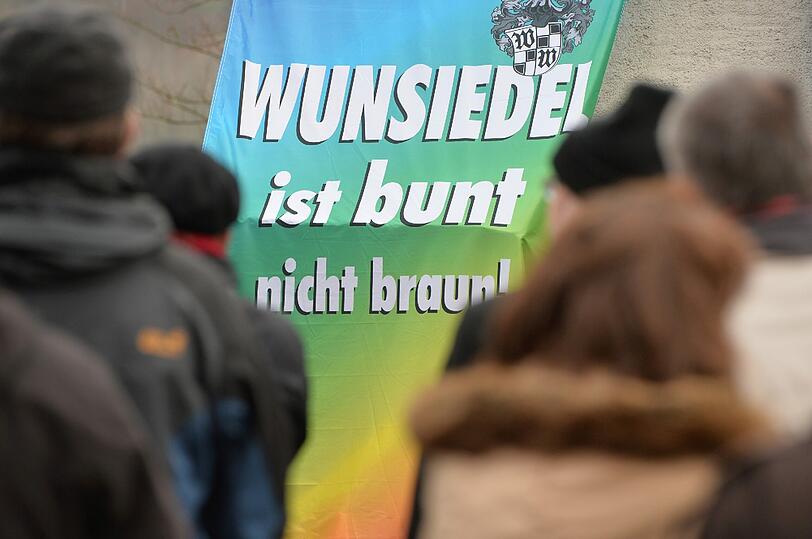 &bdquo;Wir gedenken der Opfer und nicht der Täter&ldquo;. Unter diesem Motte haben am Samstag etwa 300 Menschen in Wunsiedel
gegen einen Nazi-Aufmarsch protestiert. Die Bilder von der Demo!
