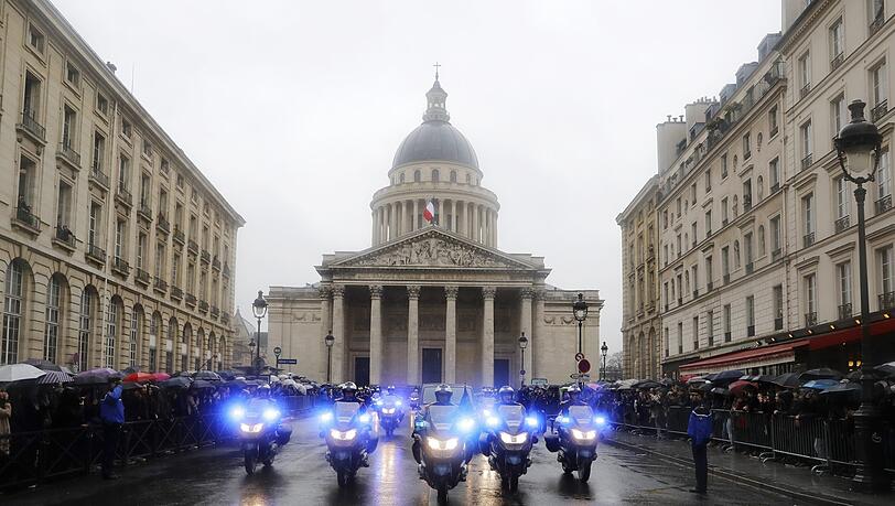 Französische Polizisten eskortieren den Sarg des bei einem Terroranschlag getöteten Polizisten Arnaud Beltrame. Französische Polizisten eskortieren den Sarg des bei einem Terroranschlag getöteten Polizisten Arnaud Beltrame.