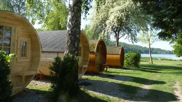 Gut geschützt vor dem Wetter im Holz-Schlaffass.