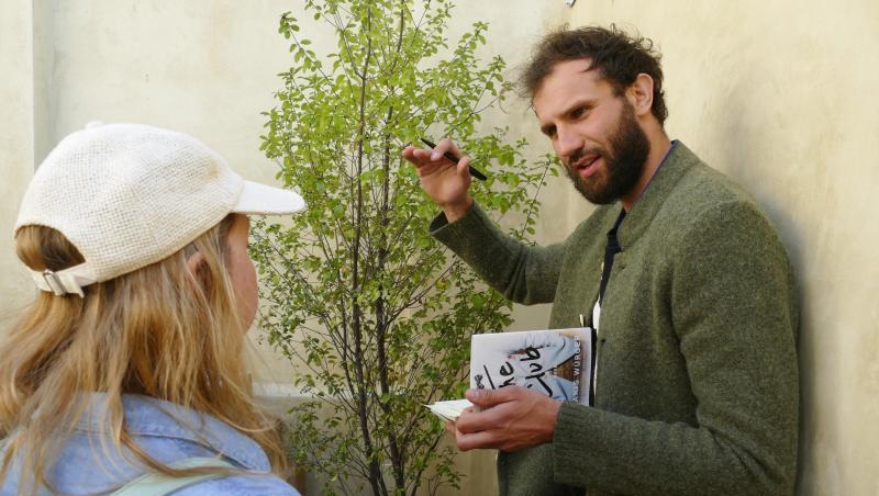 Der deutsche Autor Takis Würger signiert beim Literaturfest in Kalifornien sein Buch. Der deutsche Autor Takis Würger signiert beim Literaturfest in Kalifornien sein Buch.