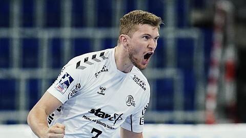 Kiels Magnus Landin Jacobsen bejubelt ein Tor.