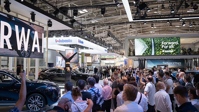 Die Models und Akrobaten des chinesischen Autoherstellers "WEY" locken deutlich mehr Besucher... Die Models und Akrobaten des chinesischen Autoherstellers "WEY" locken deutlich mehr Besucher...