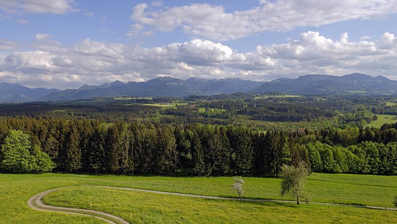 Von der Ratzinger Höhe hat man einen weiten Blick in den Chiemgau, den man sonst nirgendwo bekommt. Und das ganz ohne Gipfelmühen. Von der Ratzinger Höhe hat man einen weiten Blick in den Chiemgau, den man sonst nirgendwo bekommt. Und das ganz ohne Gipfelmühen.