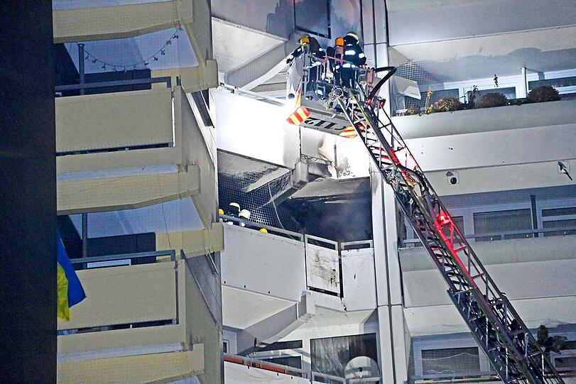 Feuerwehrleute versuchen, den Brand im Hochhaus zu l&ouml;schen.