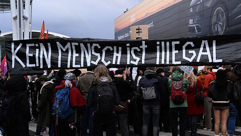 &Uuml;ber 700 Menschen demonstrieren am M&uuml;nchner Flughafen.