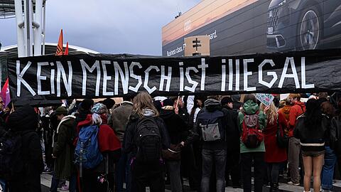 &Uuml;ber 700 Menschen demonstrieren am M&uuml;nchner Flughafen.