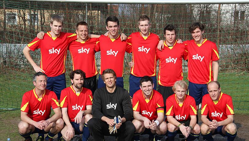 Rote Trikots, blaue Hosen: Die Mannschaft des FC Lehel, die ein gutes Spiel lieferte. Rote Trikots, blaue Hosen: Die Mannschaft des FC Lehel, die ein gutes Spiel lieferte.