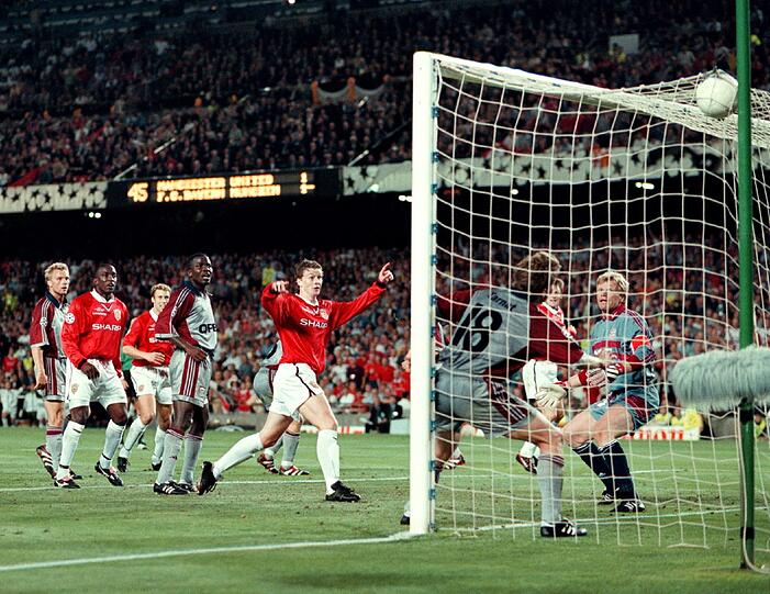 Die Mutter aller Traumata: Ole Gunnar Solskjaer trifft 1999 in der Nachspielzeit zum 2:1 für United. Bayern um Keeper Kahn geht k.o.