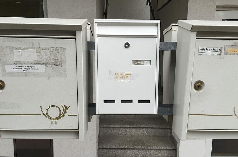 Auf so eine Idee muss man erst einmal kommen: Der Mann hängte seine Briefkästen einfach neben die bereits vorhandenen an großen Wohnanlagen. Auf dem Foto ist der mittlere der Täter-Briefkasten.