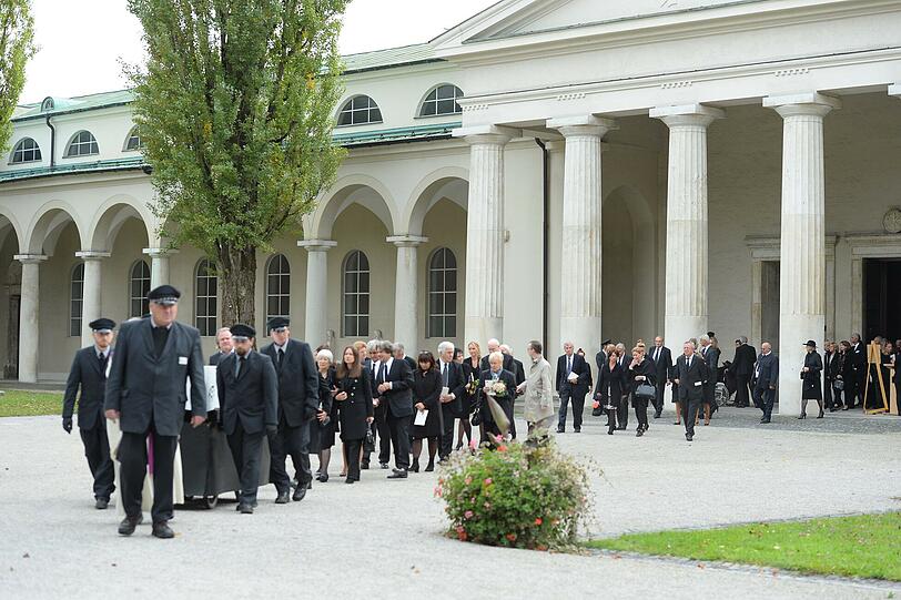 Trauergäste vor der Aussegnungshalle