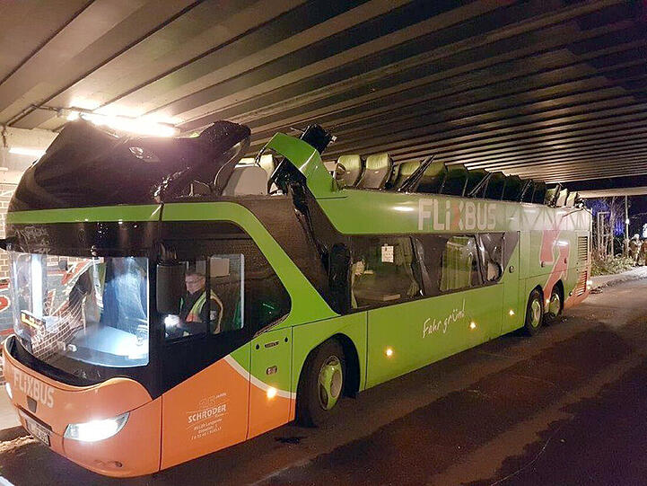 05.12.2017: Da wird der Reisebus zum Cabrio. In Berlin schätzt ein Flixbus-Fahrer die Höhe seines Gefährts falsch ein und bleibt unter einer Brücke stecken.
