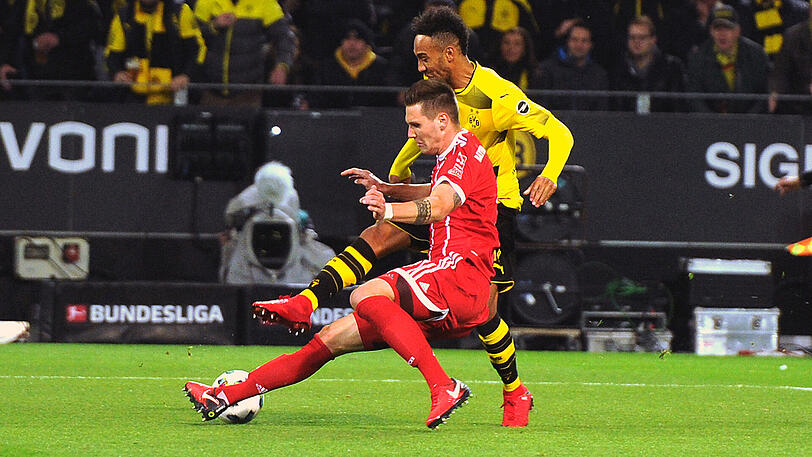 4. November 2017: Niklas Süle (vorne) fährt Pierre-Emerick Aubameyang in die Parade. Szene aus der Bundesligapartie Borussia Dortmund gegen FC Bayern (1:3).