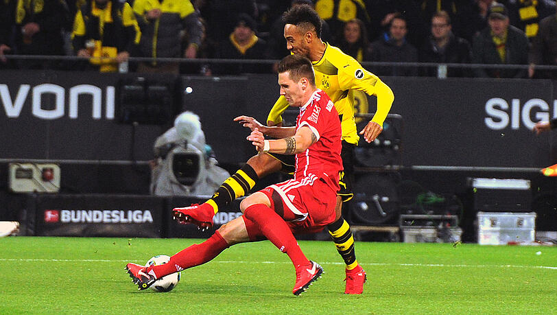 4. November 2017: Niklas Süle (vorne) fährt Pierre-Emerick Aubameyang in die Parade. Szene aus der Bundesligapartie Borussia Dortmund gegen FC Bayern (1:3). 4. November 2017: Niklas Süle (vorne) fährt Pierre-Emerick Aubameyang in die Parade. Szene aus der Bundesligapartie Borussia Dortmund gegen FC Bayern (1:3).