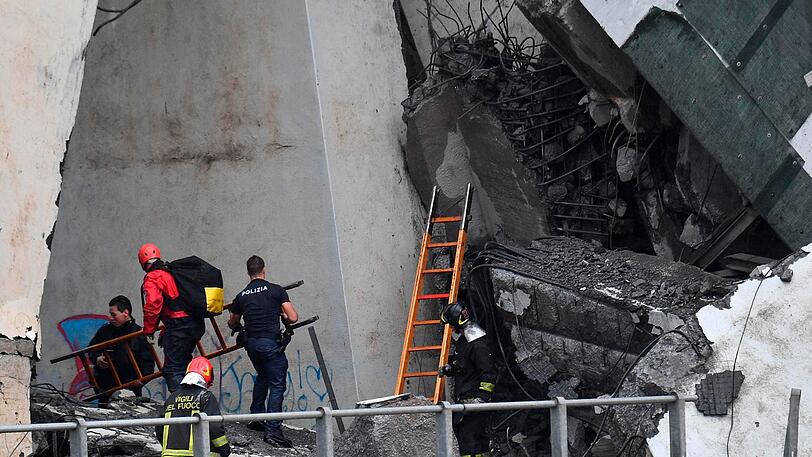 Genua: Rettungsarbeiten unter den Trümmern der eingestürzten Morandi Autobahnbrücke.